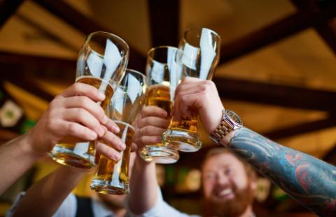 Pijemy nowocześnie, a ustawa alkoholowa z PRL-u