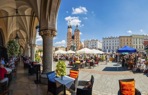 Więcej swobody w strojach pracowników - w upały można przyjść do pracy w spodenkach