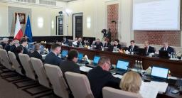 Rząd: Wyższe wynagrodzenie dla celników i polityka rozwoju