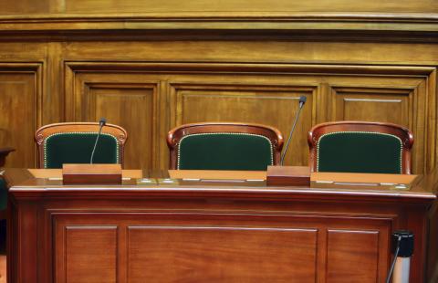 SN: Ławnik niepotrzebny przy zażaleniu na uchylenie immunitetu prokuratorowi