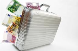 Gotówkę przewożoną w bagażu trzeba zgłosić