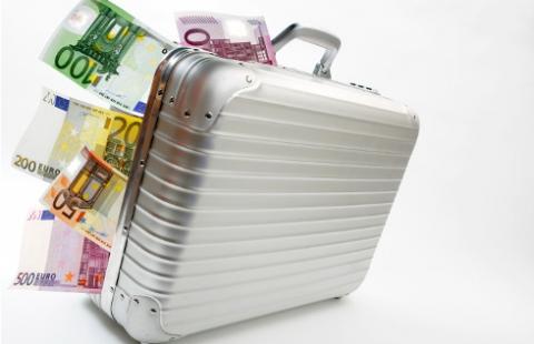 Gotówkę przewożoną w bagażu trzeba zgłosić