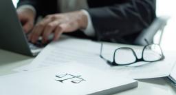 Aplikacja coraz cenniejsza w prawniczym CV - samorządy chcą ją doskonalić