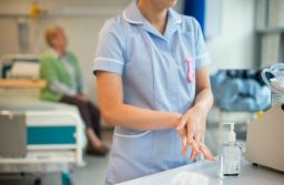 Fizjoterapeuta i pielęgniarka z DPS-u bez podwyżek - rząd nie widzi problemu