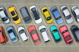 Opłata dodatkowa nakładana na klientów parkingów bez VAT