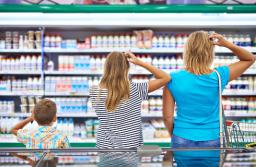 Mniej towaru za tę samą cenę, czyli jak producenci i handel nabijają klientów w butelkę